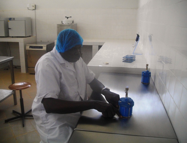 Le père Charles Kusika Le père Charles Kusika en pleine manipulation dans son laboratoire