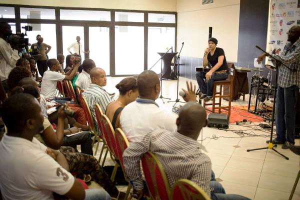 Amine AUB répondant aux questions de la presse après sa prestation Amine AUB répondant aux questions de la presse après sa prestation