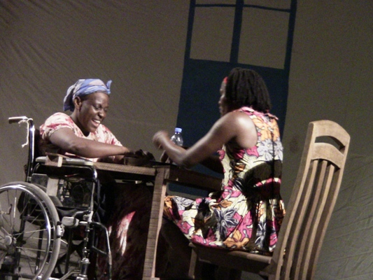 Isabelle et sa « Grand’mi » partageant leur copieuse omelette Isabelle et sa « Grand’mi » partageant leur copieuse omelette