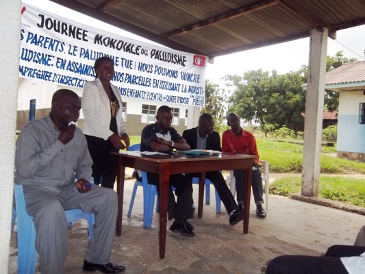 Stella Ramazani s’exprimant face à l’assistance