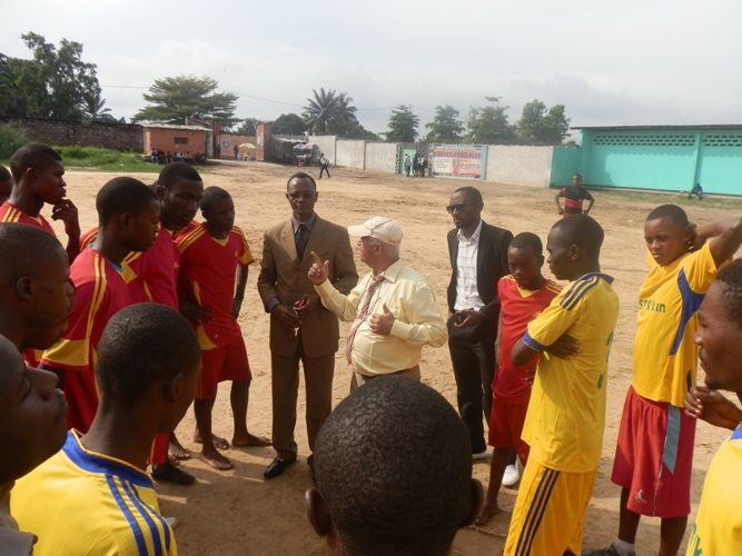 le coup d'envoi, par le Pr Thomé, du match de football opposant les anciens aux nouveaux/Photo Adiac. le coup d'envoi, par le Pr Thomé, du match de football opposant les anciens aux nouveaux/Photo Adiac.