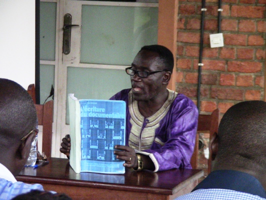 Le directeur du Festival Nzietolo ya cindima face aux élèves et étudiants de Kisantu