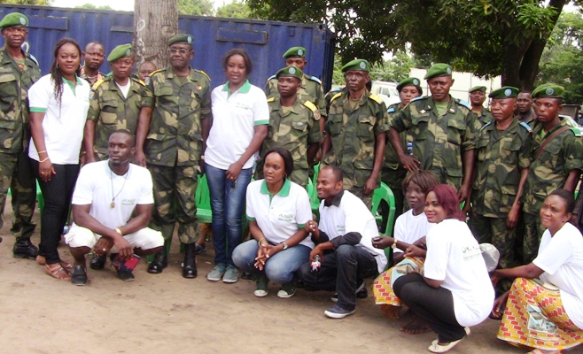 Les membres de l’ONG Moseka et des militaires du Camp Kokolo
