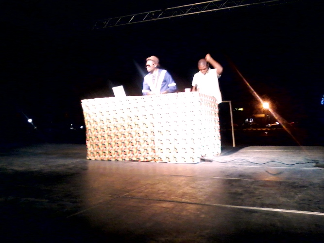 DJ Spilulu et le MC sur la scène d’ouverture du sixième Connexion Kin