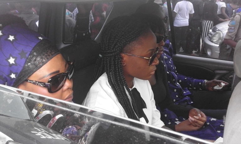 Ruth Misamu, fille de feue Marie Misamu, en route vers le cimetière