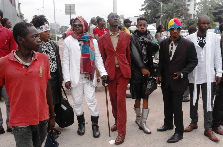  En arrière plan, Prince N’Ganshie, en blanc, avec des membres de la Fondation Stervos Niarcos