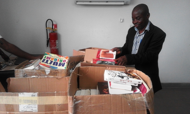 Le responsable de la médiathèque, Fulgence Kabeya, regardant de plus près ces nouveaux trésors Le responsable de la médiathèque, Fulgence Kabeya, regardant de plus près ces nouveaux trésors