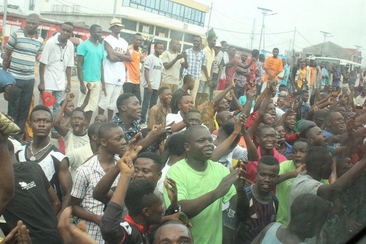 Des jeunes chantant et criant au passage du cortège funèbre (Photo Kokolo)