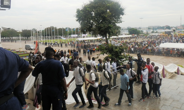 Des élèves gravissant les marches à quelques mètres de l’entrée du lieu mortuaire