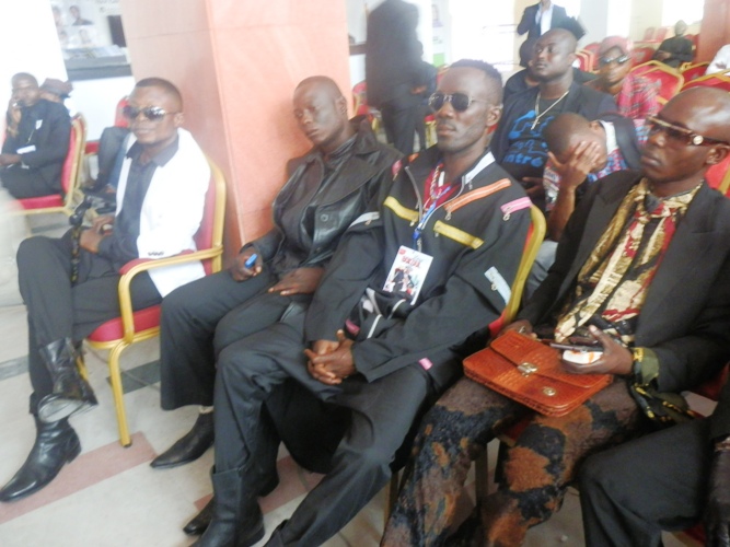 Photo  : Nico Masiala, en veste blanche, et la délégation des sapeurs de Kinzau Mvuete