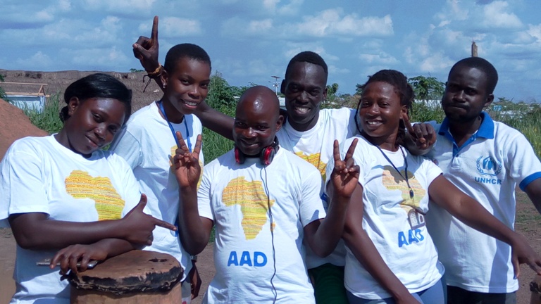 Des danseurs de Kongo Drama Company et des réfugiés de Mole 