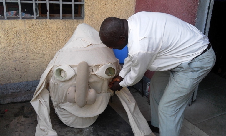 Le Professeur Kazadi Okito s’activant sur le visage Mengu-Mengu