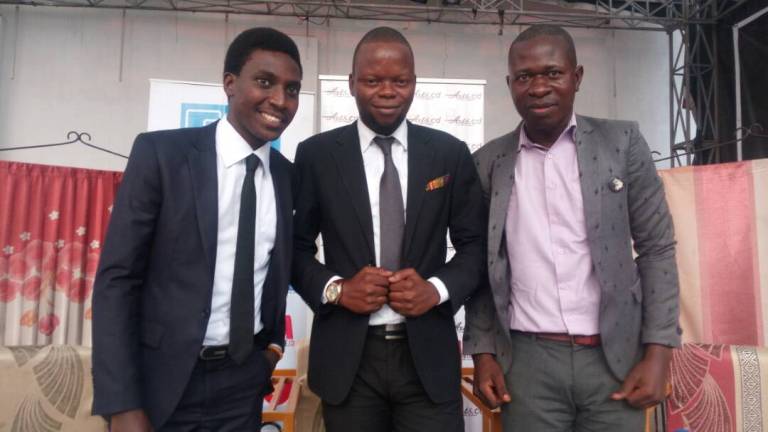 Le noyau dur d’arts.cd, Onassis entouré de Jonathan et Valentin Le noyau dur d’arts.cd, Onassis entouré de Jonathan et Valentin