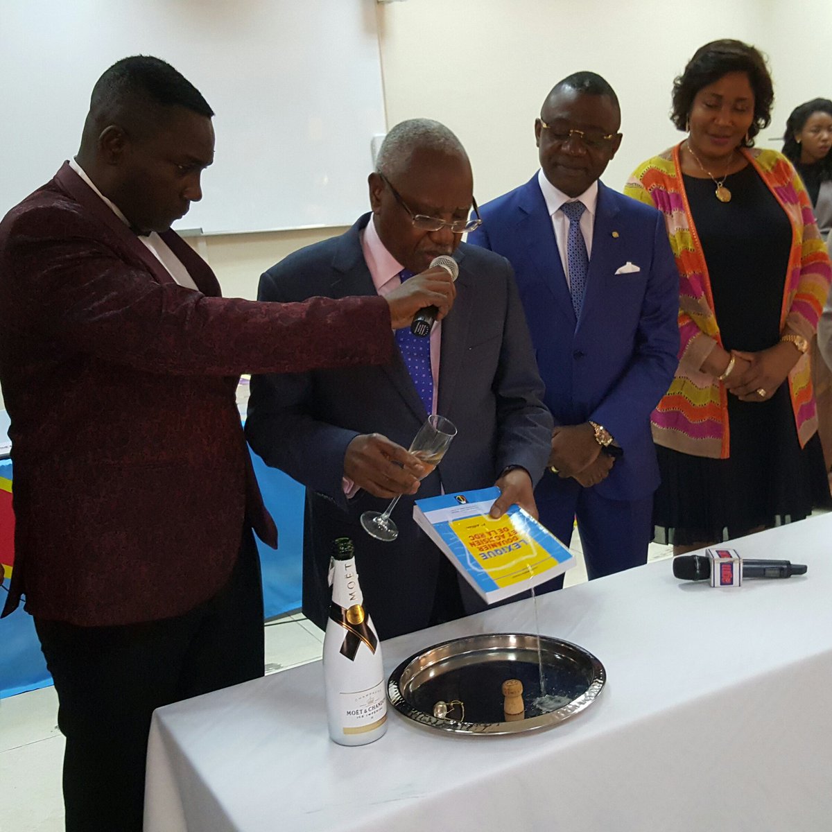 Jean-Claude Masangu baptisant le Lexique Douanier et Accisien de la RDC Jean-Claude Masangu baptisant le Lexique Douanier et Accisien de la RDC