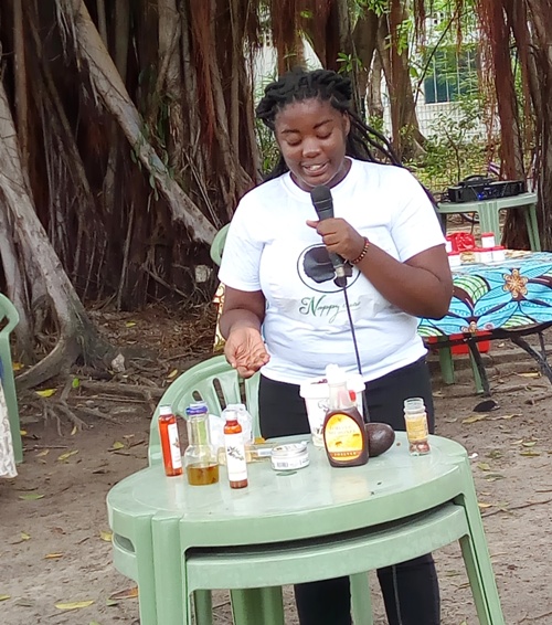 Charlotte Kabamba proposant des mélanges de produits à faire soi-même Charlotte Kabamba proposant des mélanges de produits à faire soi-même