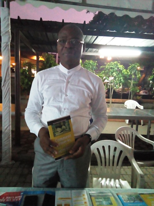 Claude Mpunga proposant aux visiteurs Comment attirer les Congolais vers les livres Claude Mpunga proposant aux visiteurs Comment attirer les Congolais vers les livres