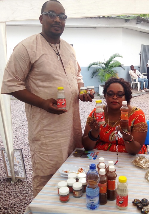 Betty Mulanga et son époux présentant ses produits  