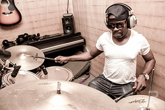 Habacuc Mfundani, batteur, percussionniste, compositeur et arrangeur