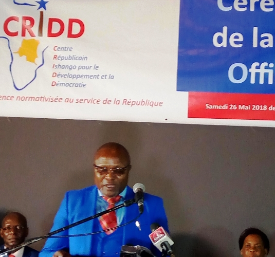 Le Pr. Florimond Nyamoga lisant son mot de circonstance