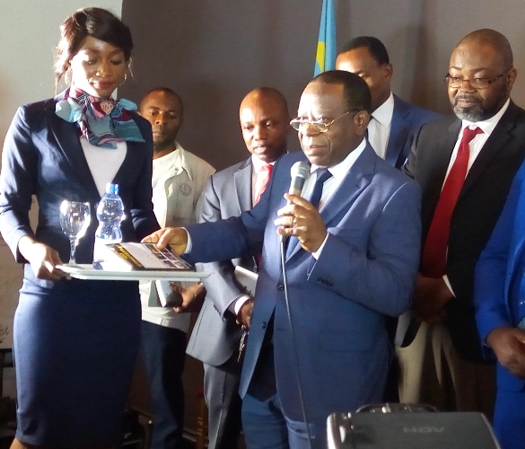 Le ministre Bahati Lukwebo baptisant l’ouvrage du Dr. Kabasu Babu