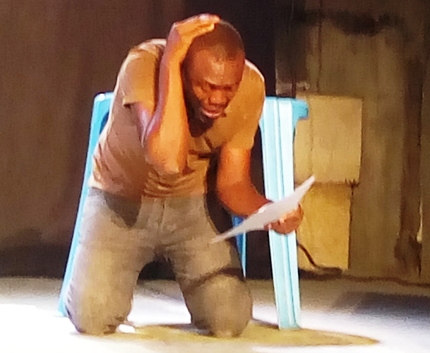 Découvert dans son abri de fortune, Mouammar Kadhafi subit les pires sévices de la part des rebelles Découvert dans son abri de fortune, Mouammar Kadhafi subit les pires sévices de la part des rebelles