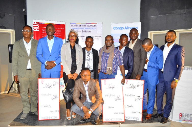 Élodie Bamowongo posant avec les candidats dont Aristarque l’écharpe nouée autour du cou Élodie Bamowongo posant avec les candidats dont Aristarque l’écharpe nouée autour du cou