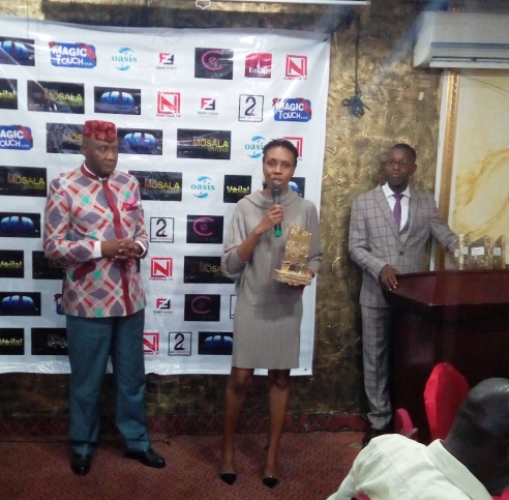 Nioni Masela en plein speech entourée de Moïse Moni Della et Berry Mutombo