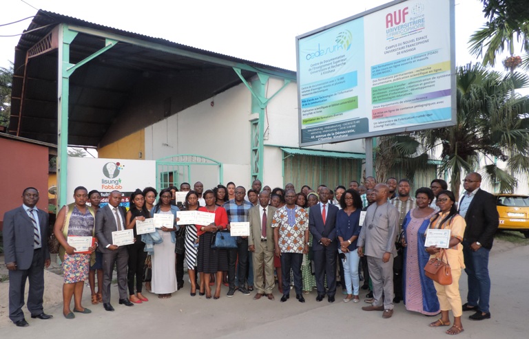 La photo de famille des apprenants avec Samuel Kidiba, Élodie Bamowongo et le Pr. Joël Ipara