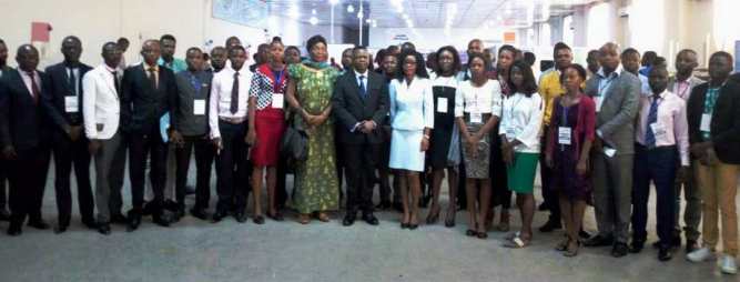 La photo de famille des participants au Forum