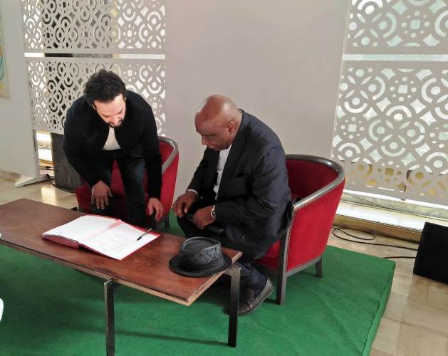  Le Pr. Yoka s’apprêtant à apposer sa signature à l’acte de création de la Laesad