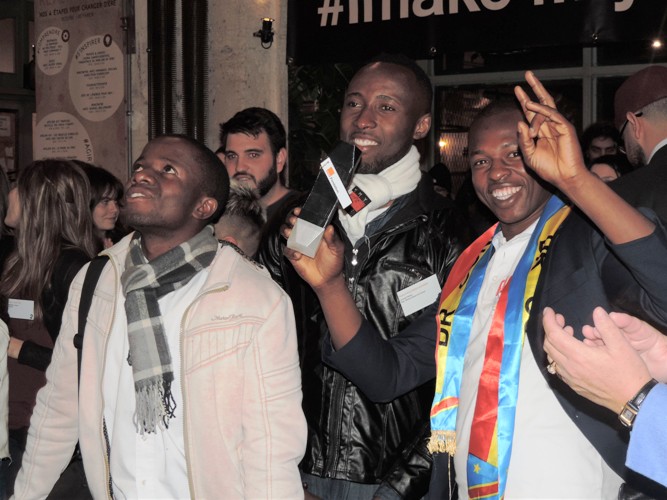 L'équipe Lisungi Fablab célébrant sa victoire au « I Make 4 My City »