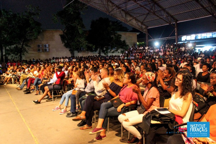 Une vue partielle de la foule présente au premier Halle Comedy Club 