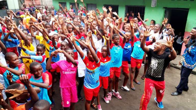 Fabrice Bwabulamutima apprenant la chorégraphie à des élèves