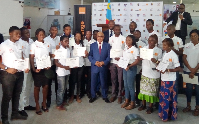 Photo de famille des jeunes avec le ministre Marcel Ilunga Leu