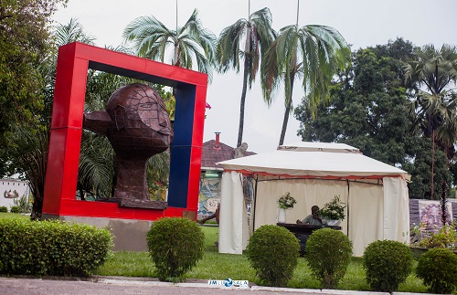 La tente abritant le livre de condoléances à proximité de l’œuvre de Me Liyolo (Photo Jamil Lusala) La tente abritant le livre de condoléances à proximité de l’œuvre de Me Liyolo (Photo Jamil Lusala)