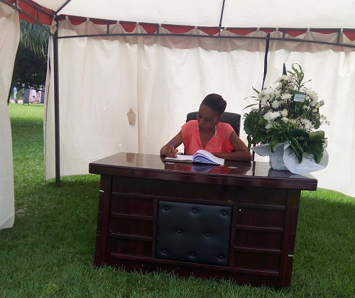 Signature du livre de condoléances ouvert à l’ABA (Photo Adiac)