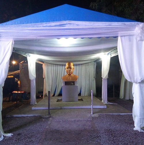 Le buste éclairé du feu poète Simaro Lutumba éclairé de nuit Le buste éclairé du feu poète Simaro Lutumba éclairé de nuit