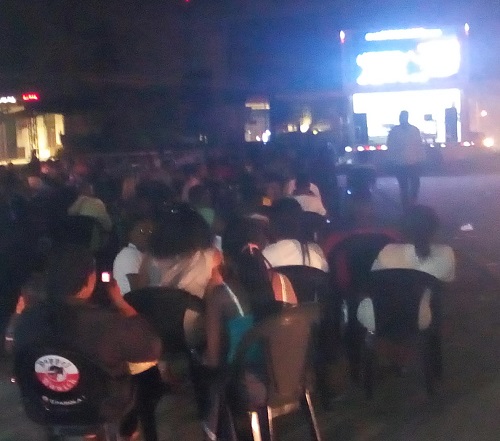 Une vue des Kinois attablés en plein air à la Place Lutumba Une vue des Kinois attablés en plein air à la Place Lutumba