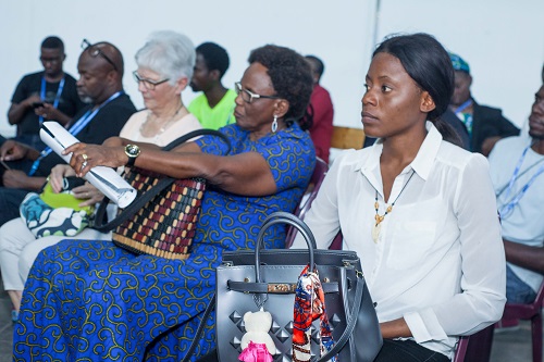 Une vue partielle des participants au symposium Une vue partielle des participants au symposium
