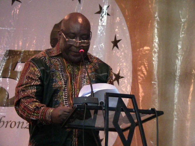  Le Pr. Yoka Lye intervenant lors de la Semaine culturelle Liyolo