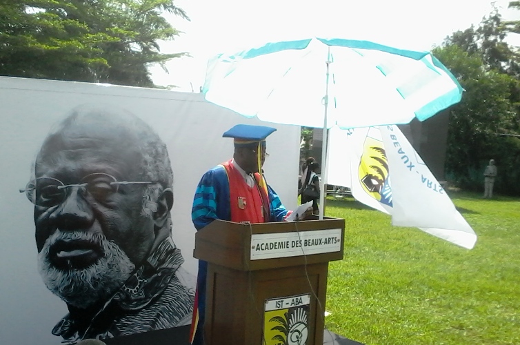  Le Pr. Yoka Lye rendant hommage à Me Liyolo à ses funérailles