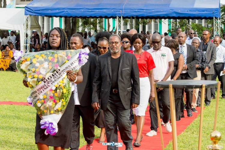Hassan Tshamala au devant du cortège funèbre en partance pour le funérarium à la fin de l’hommage académique à l’ABA (Photo JM Lusala)