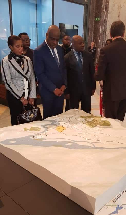  Martin Fayulu observant la maquette du fleuve Congo : Inga 1 et projets Inga 2 et 3 