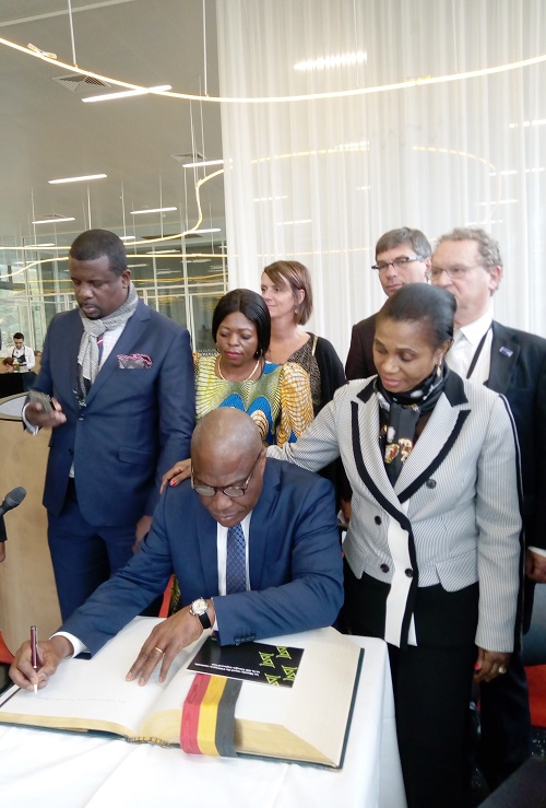 Martin Fayulu écrivant dans le livre d’or du musée