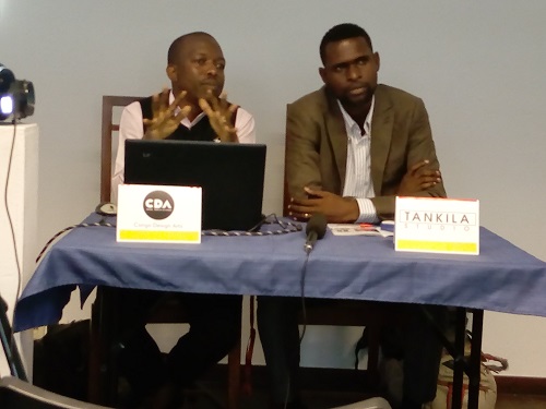  Cédrick Nzolo et Jean-Jacques Tankwey présentant le projet Global design action à la presse (Adiac)