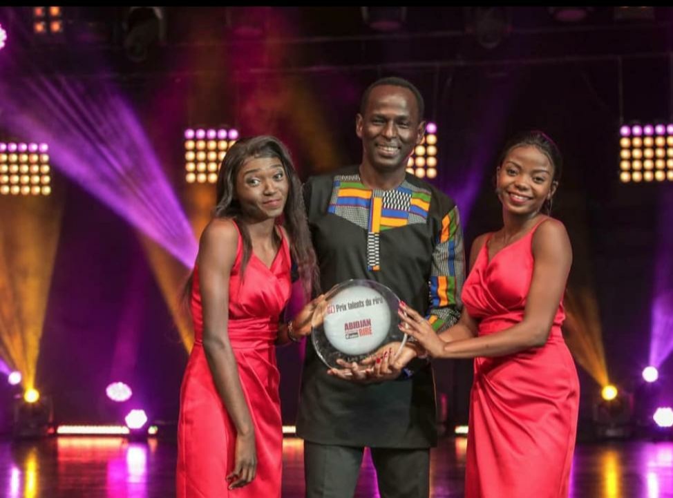 Les Nyota après leur couronnement en compagnie de Mamane (DR) Les Nyota après leur couronnement en compagnie de Mamane (DR)