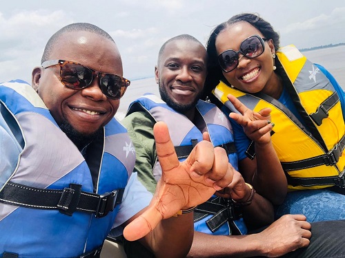Onassis Mutombo et l’équipe du tournage sur le Fleuve Congo (DR)