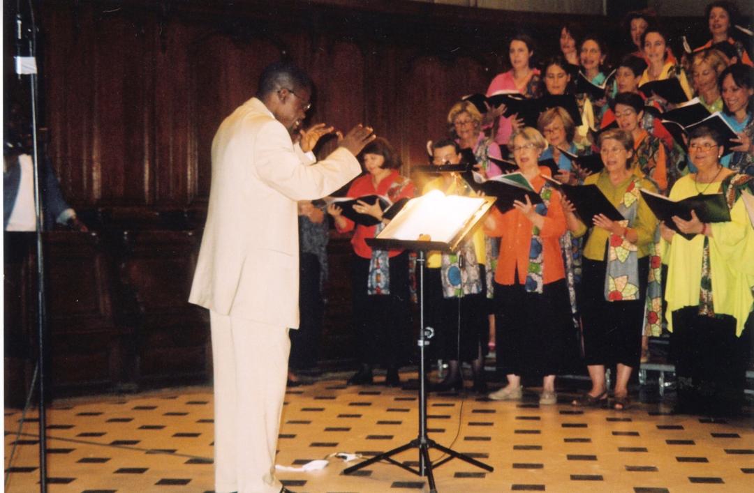 Ambroise Kua-Nzambi dirigeant le chœur Varenne de Paris (DR)