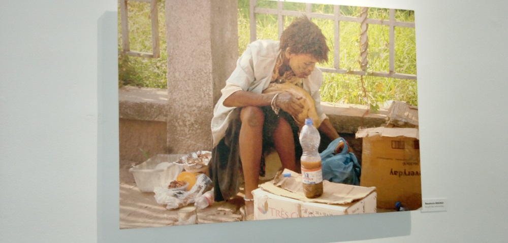 Eva fouillant dans ses affaires (Adiac)