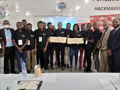 La photo de famille des participants au hackmaker et le jury (Adiac)